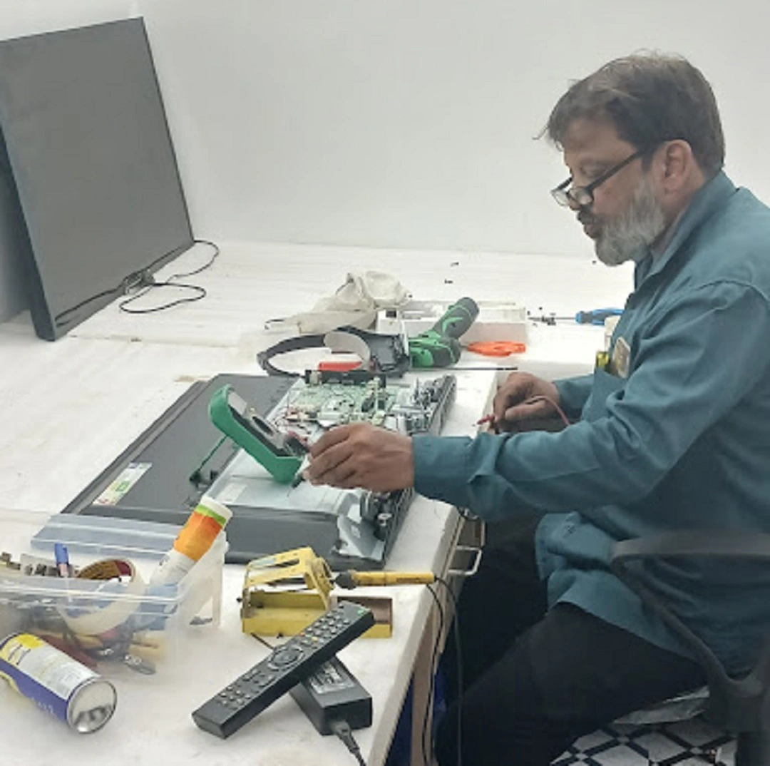 Expert technician performing best TV repair in Hyderabad
